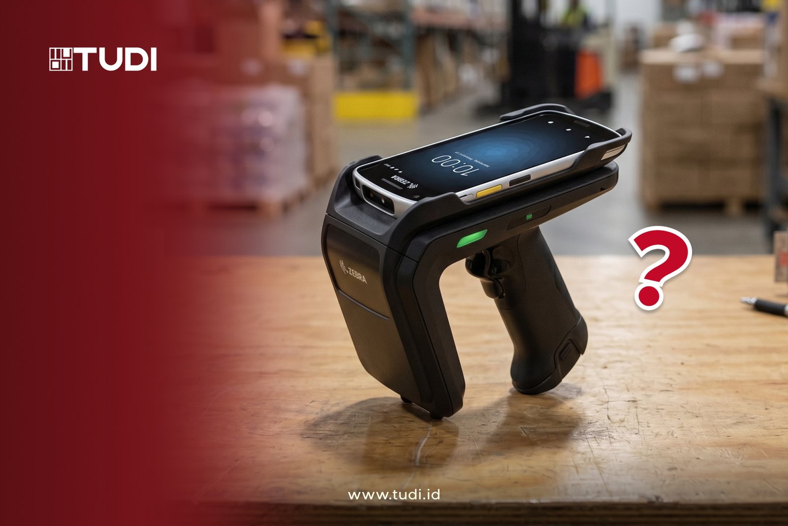Pemindai Zebra hitam dengan ponsel di atasnya di meja kerja gudang, latar kotak buram, teks TUDI dan www.tudi.id terlihat.
