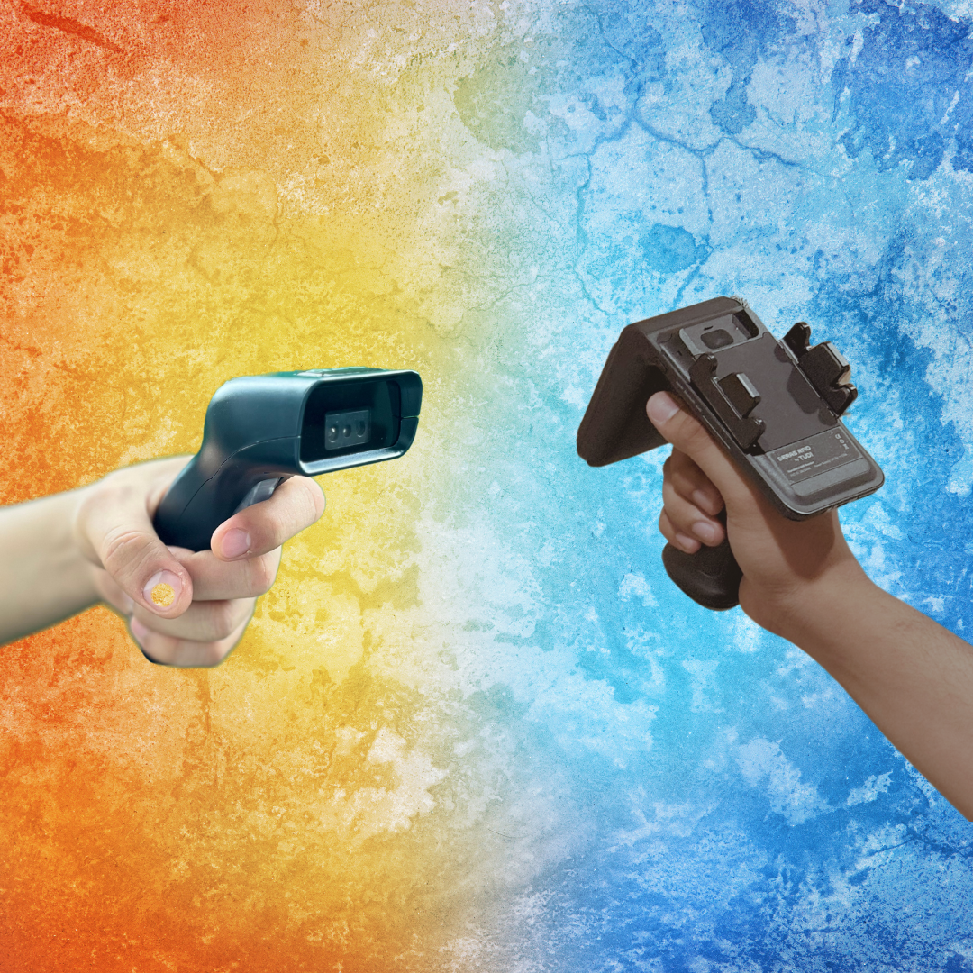 Illustrasi tangan dengan menunjukan RFID vs Barcode